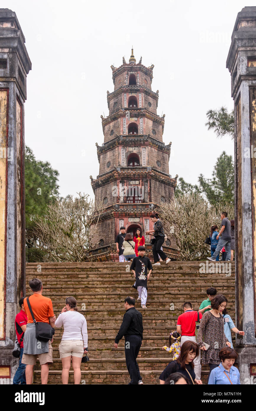Thiên Chùa Mụ (Pagoda della signora celeste, chiamato anche Linh Mụ Pagoda) , Hue, Vietnam. La sua iconica con sette piani pagoda è considerata come il simbolo non ufficiale della città.] Foto Stock