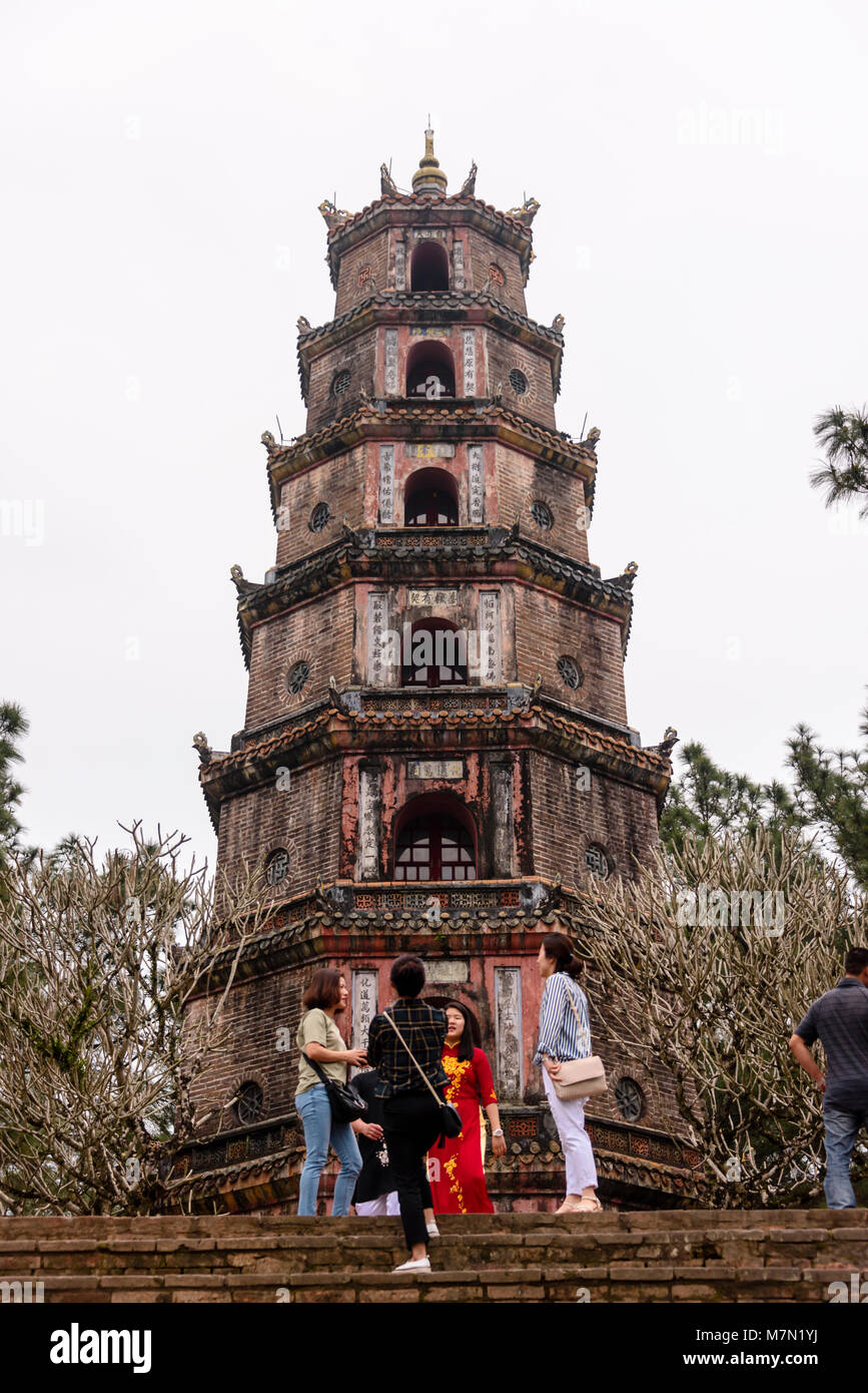 Thiên Chùa Mụ (Pagoda della signora celeste, chiamato anche Linh Mụ Pagoda) , Hue, Vietnam. La sua iconica con sette piani pagoda è considerata come il simbolo non ufficiale della città.] Foto Stock