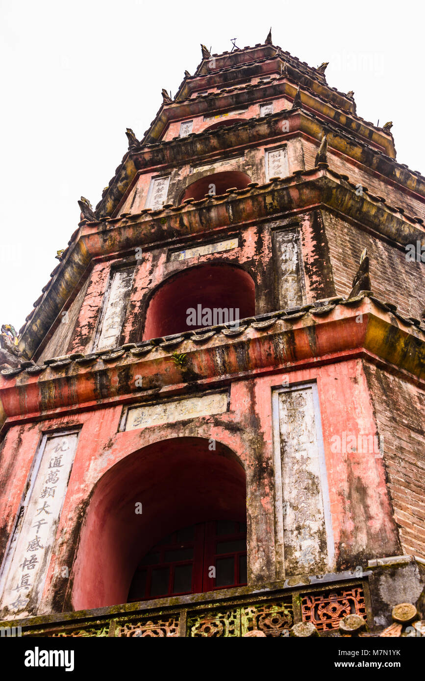 Thiên Chùa Mụ (Pagoda della signora celeste, chiamato anche Linh Mụ Pagoda) , Hue, Vietnam. La sua iconica con sette piani pagoda è considerata come il simbolo non ufficiale della città.] Foto Stock