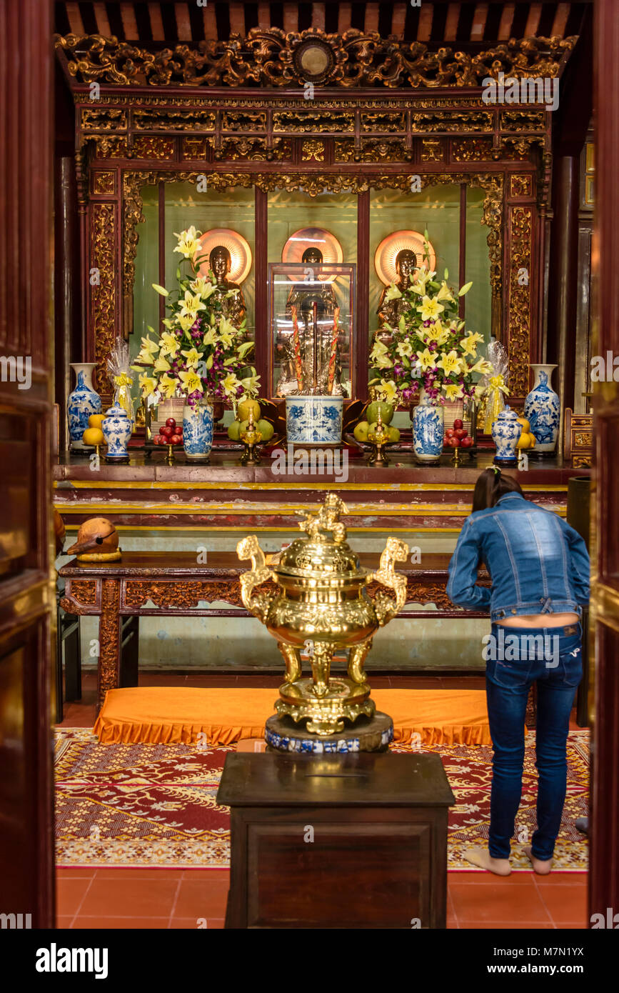 Altare in un tempio buddista con offerte di frutta, Chùa Thiên Mụ (Pagoda della signora celeste, chiamato anche Linh Mụ Pagoda) , Hue, Vietnam. Foto Stock