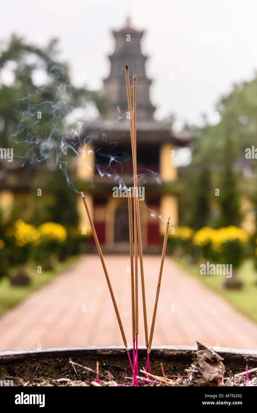 Brucia Incenso in un urna a onore ancesters a Chùa Thiên Mụ (Pagoda della signora celeste, chiamato anche Linh Mụ Pagoda) , Hue, Vietnam. Foto Stock