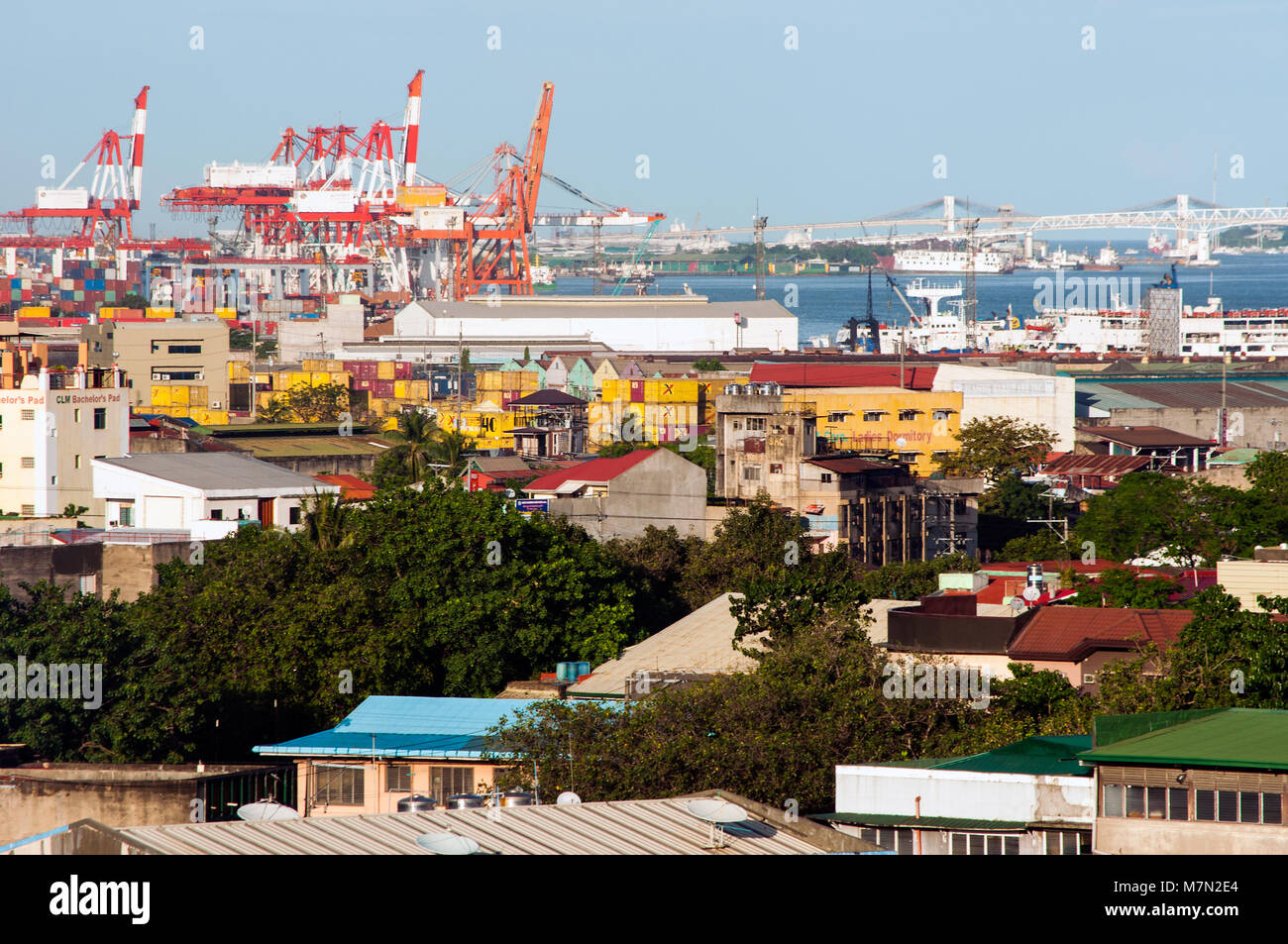 Vista aerea di Cebu City area portuale e Mactan Island guardando ad est, Filippine Foto Stock