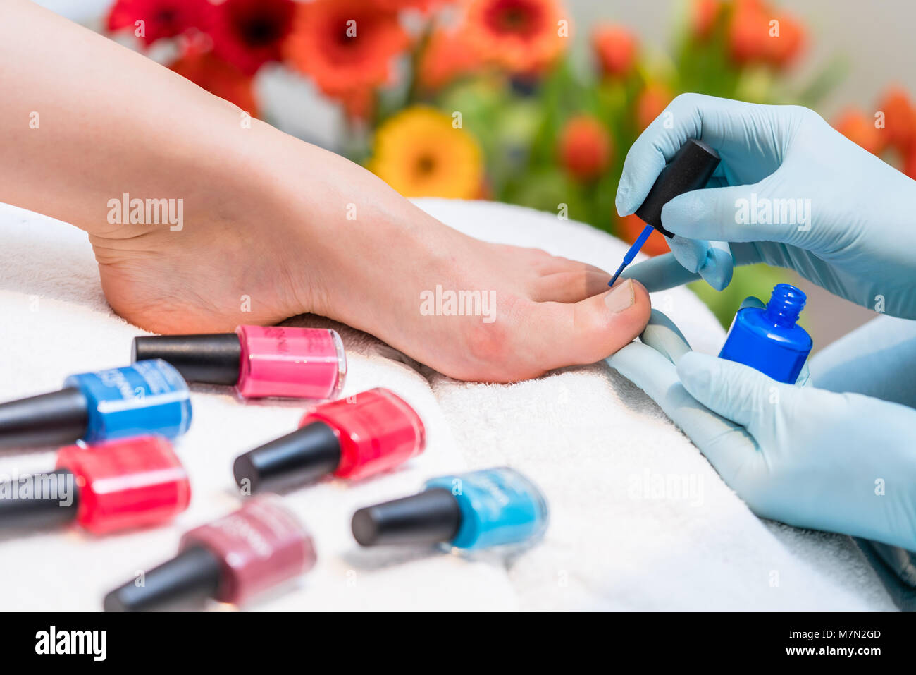 Le mani di un chiodo tecnico la lucidatura toenails di una donna Foto Stock