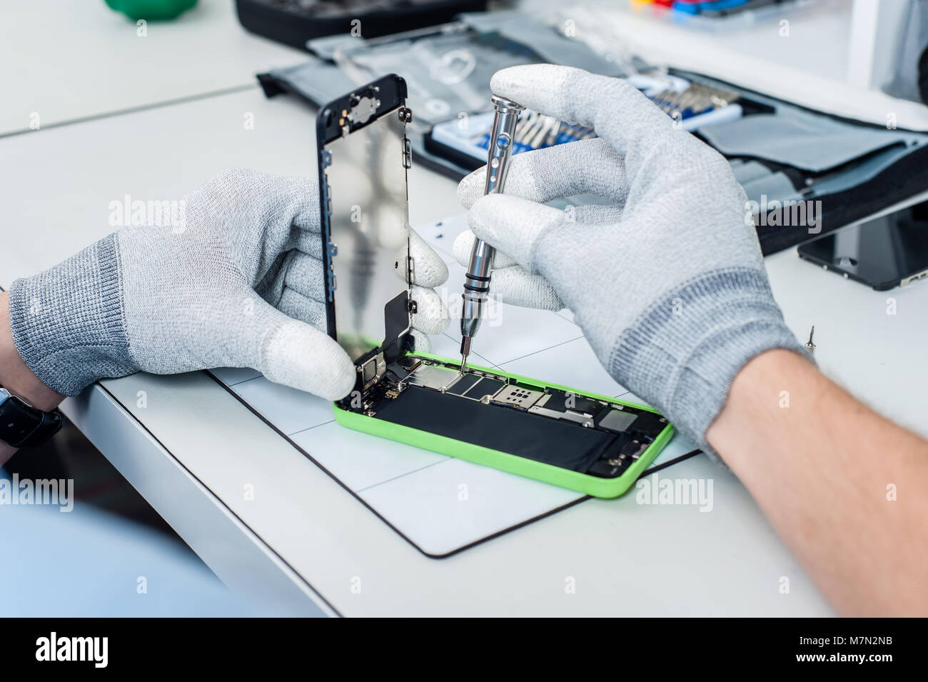 Close-up le foto che mostrano il processo di telefono cellulare la riparazione Foto Stock