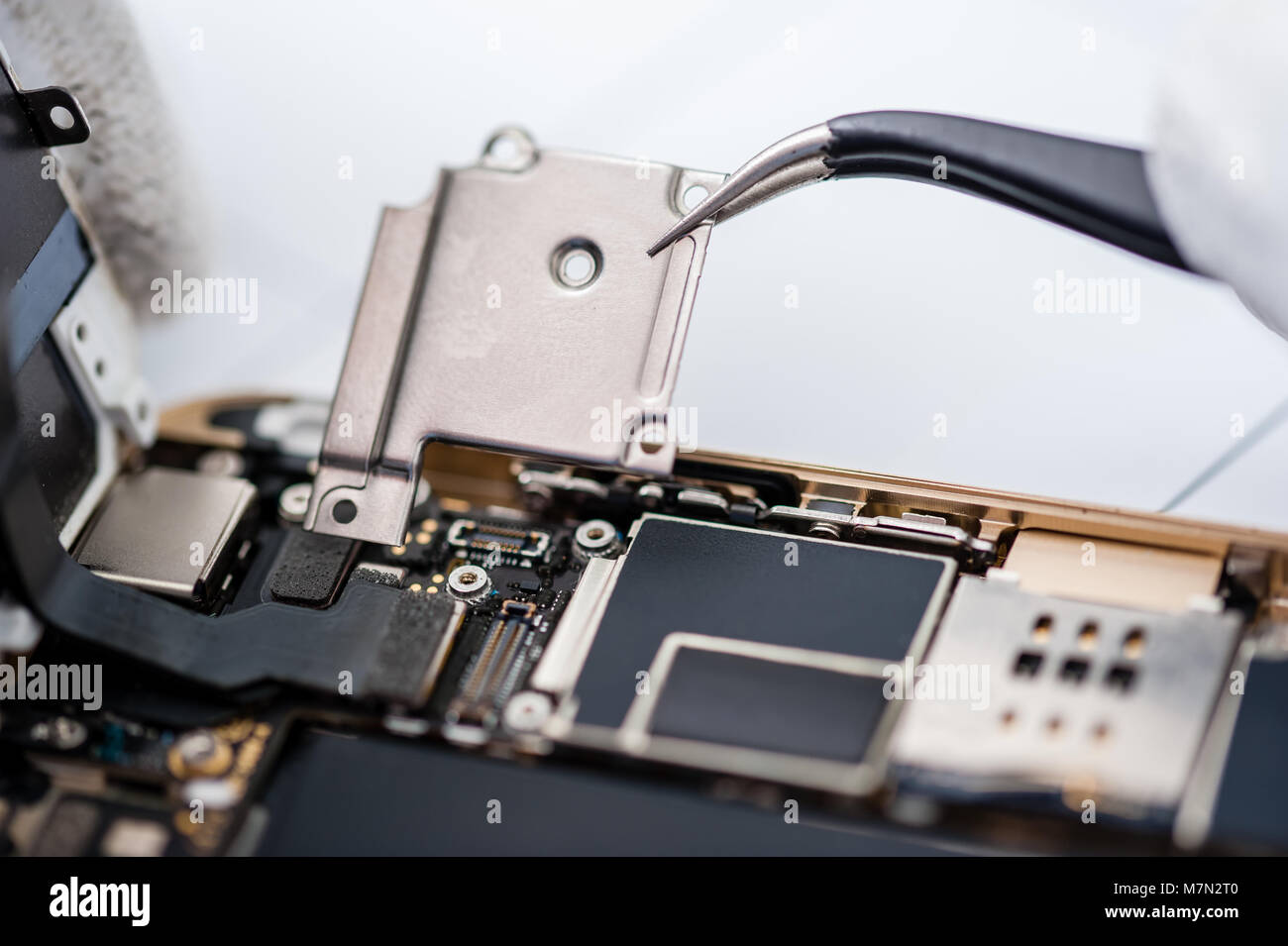 Close-up le foto che mostrano il processo di telefono cellulare riparazione. Foto Stock