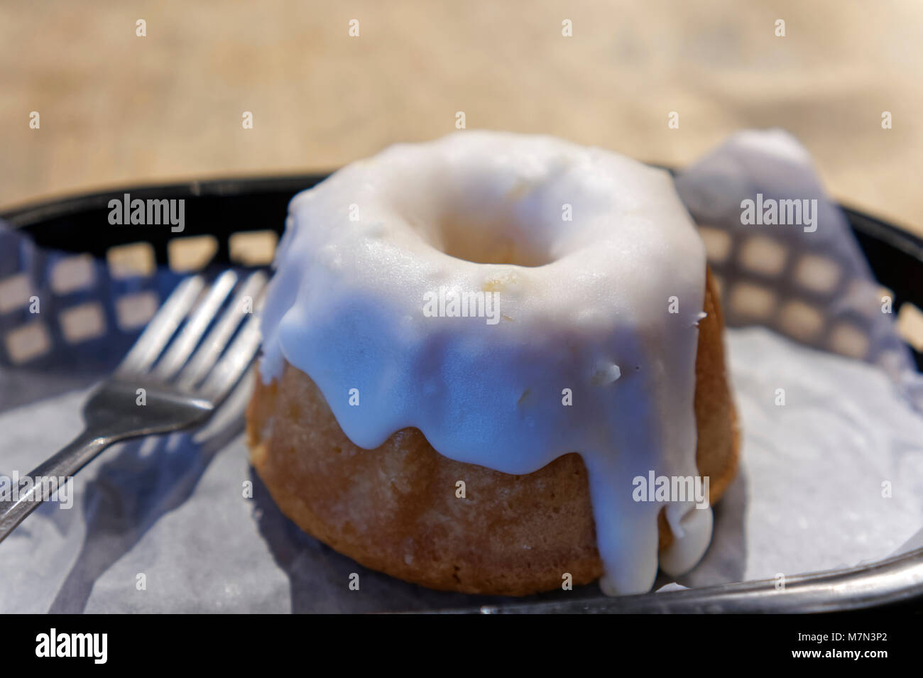 Piccolo giro bundt di limone ciambellone con glassa bianca e la forcella Foto Stock
