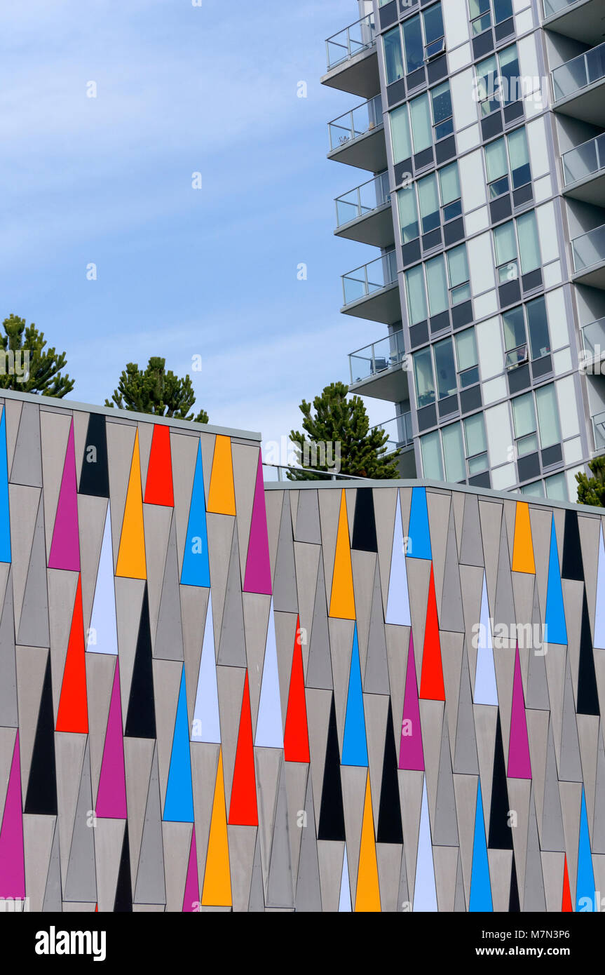 I triangoli colorati disegno sulla parete esterna di un edificio moderno in Richmond, BC, Canada Foto Stock