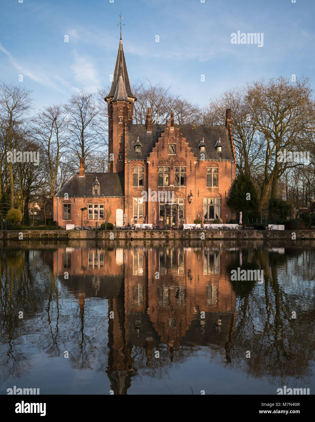 Un posto romantico in Europa. La facciata della bella casa a la passeggiata sul fiume con una riflessione sull'acqua. I raggi solari sono in calo per la costruzione Foto Stock