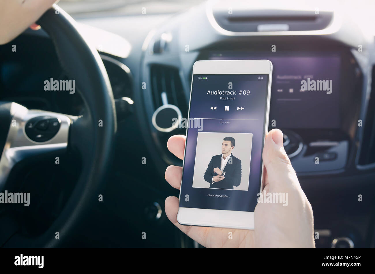 Ascolto di musica. Smart phone collegato al sistema audio dell'auto. Music Player auto smart phone connessione wireless nozione confortevole Foto Stock