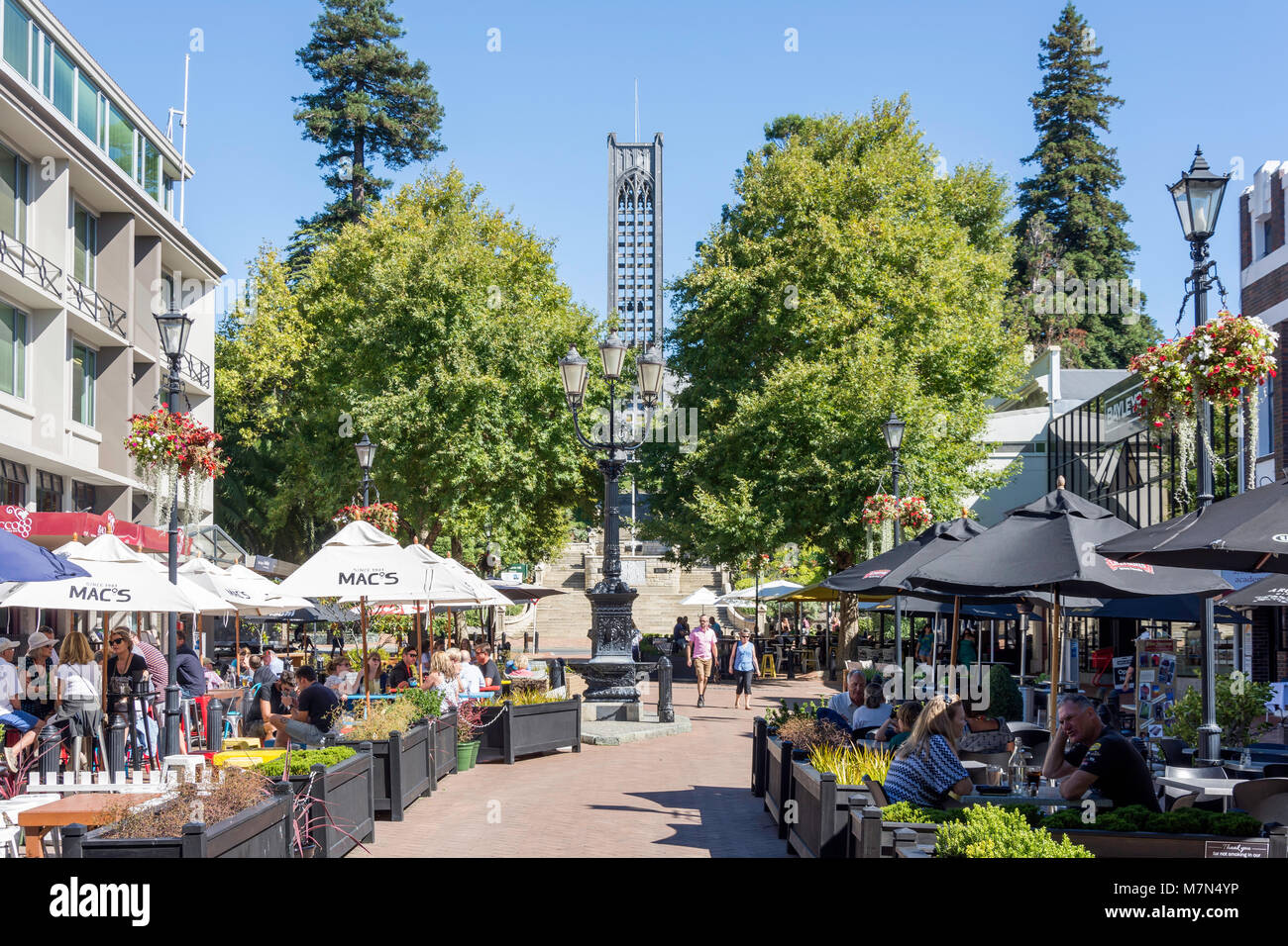 Ristoranti di pavimentazione e Christ Church, Trafalgar Street, Nelson City (Whakatū), Nelson Region, South Island, nuova Zelanda Foto Stock