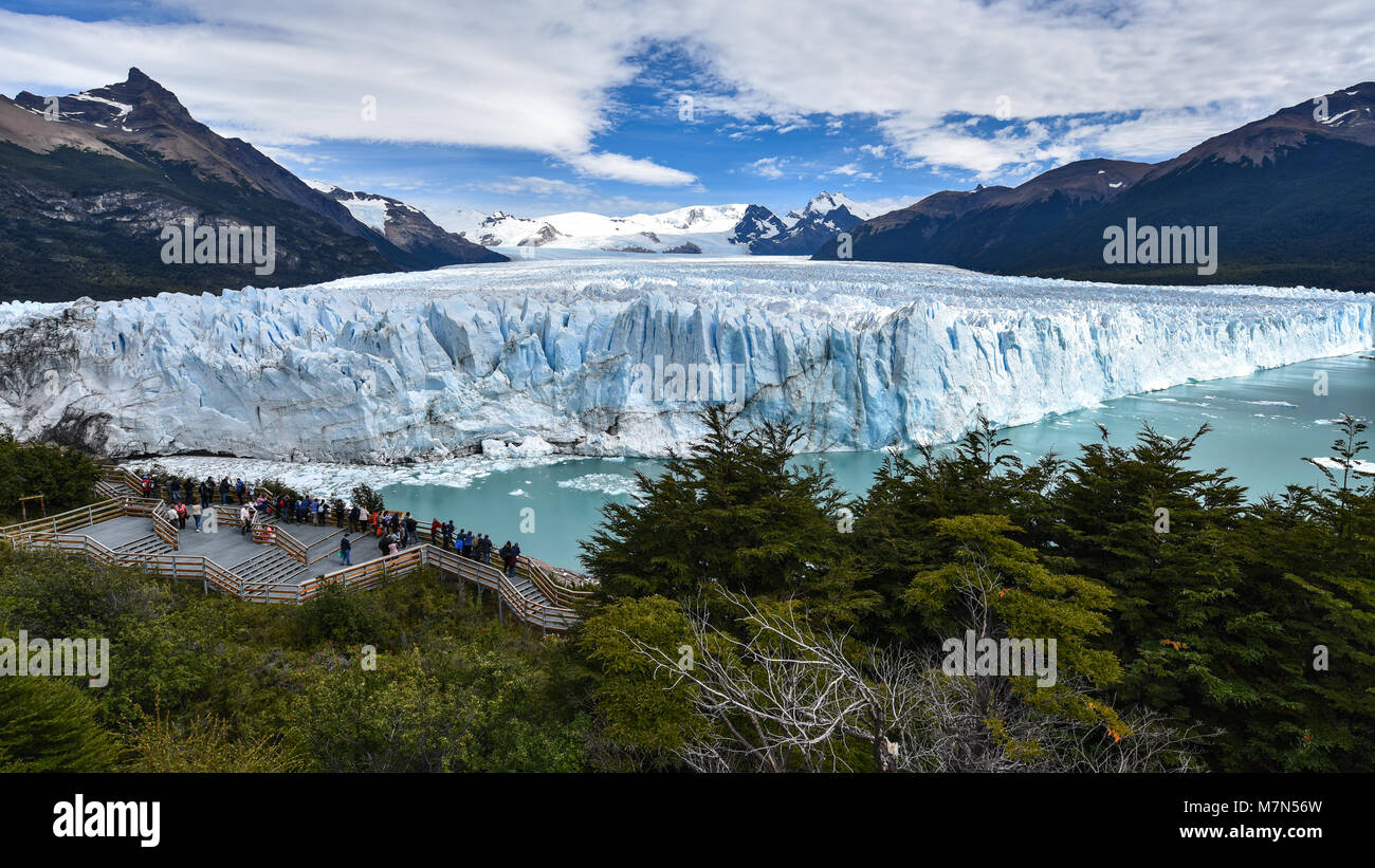 I turisti prendere in vista del ghiacciaio Perito Moreno in Patagonia, Argentina Foto Stock