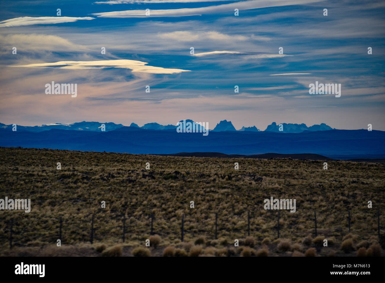 Tramonto sulla steppa della Patagonia, tra El Calafate, in Argentina e in Puerto Natales, Cile Foto Stock