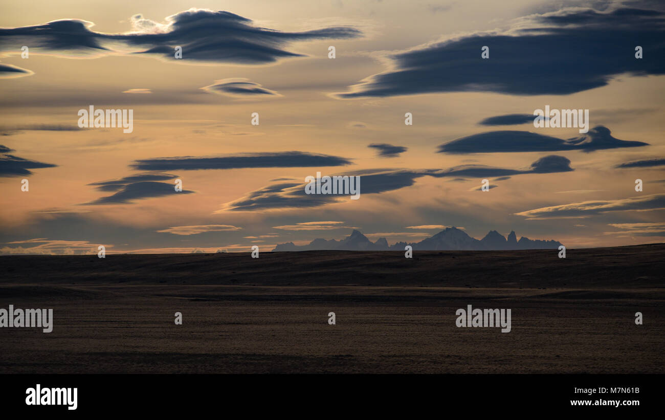 Tramonto sulla steppa della Patagonia, tra El Calafate, in Argentina e in Puerto Natales, Cile Foto Stock