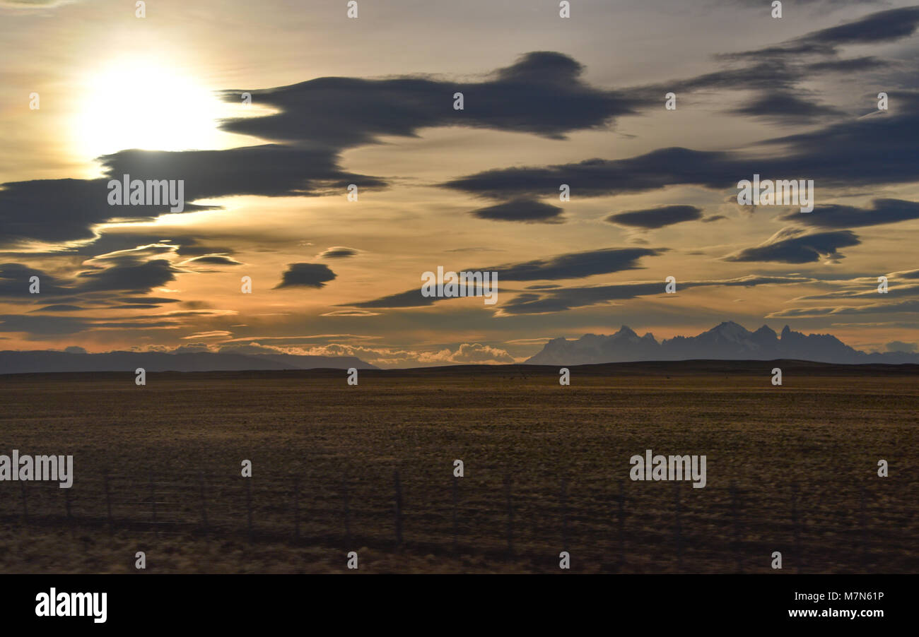 Tramonto sulla steppa della Patagonia, tra El Calafate, in Argentina e in Puerto Natales, Cile Foto Stock