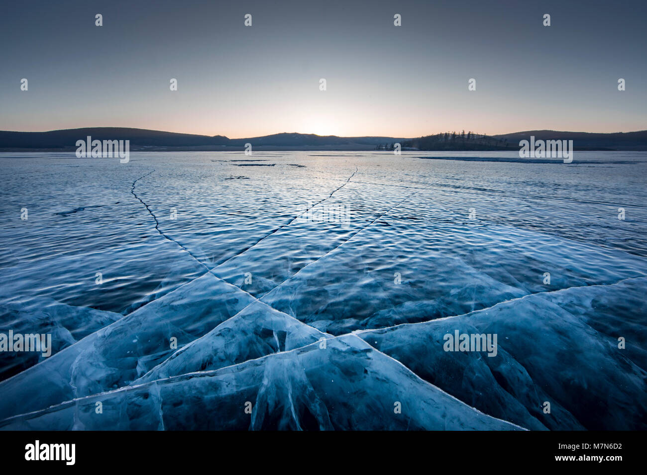 Alba sul lago ghiacciato Khuvsgul nel nord della Mongolia Foto Stock