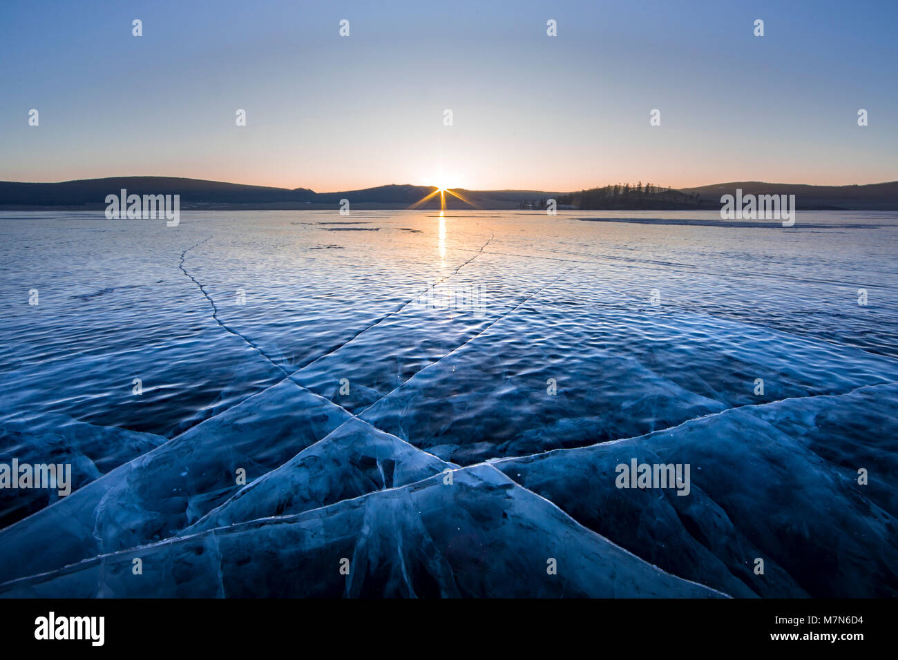 Alba sul lago ghiacciato Khuvsgul nel nord della Mongolia Foto Stock
