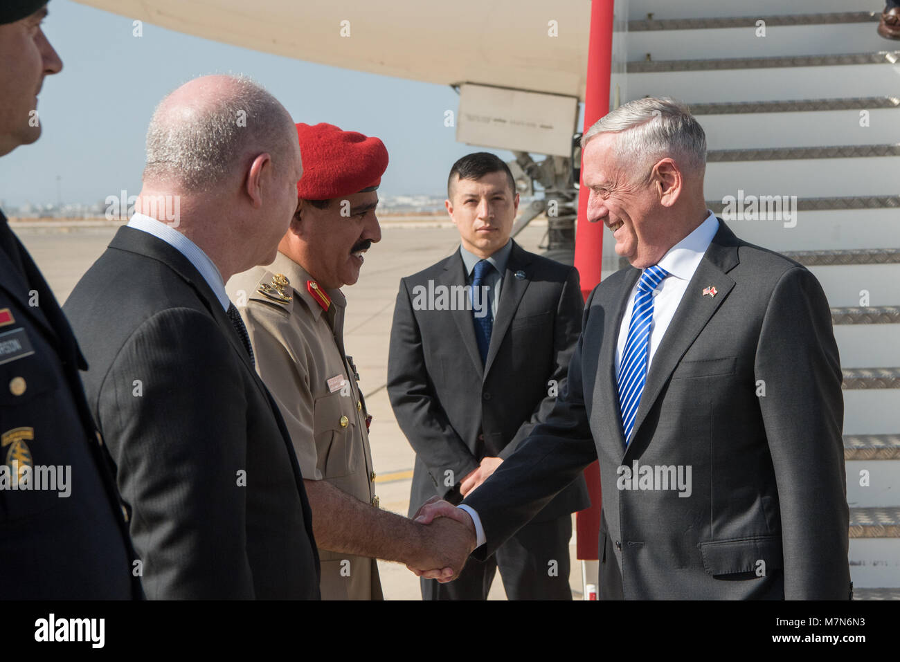 Il Segretario della Difesa James N. Mattis scuote le mani con Oman Ministero della difesa Capo del Protocollo Ameed Saleh Al Hinai dopo essere arrivati in Muscat Oman, Marzo 11, 2018. (DoD foto di U.S. Army Sgt. Ambra I. Smith) Foto Stock