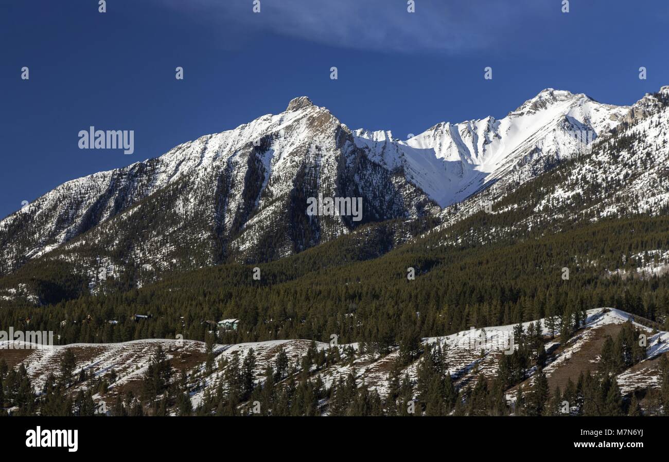 Vista panoramica panoramica delle cime innevate delle montagne sopra Canmore, Alberta, ai piedi delle Montagne Rocciose canadesi, vicino al Parco Nazionale di Banff Foto Stock