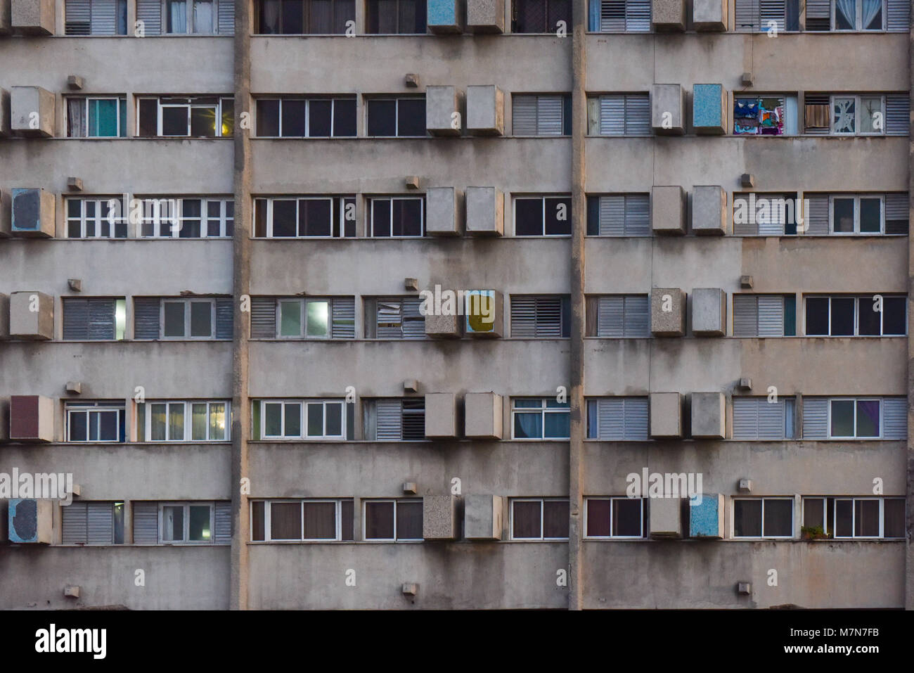 Edificio dall'era socialista, Havana, Cuba Foto Stock