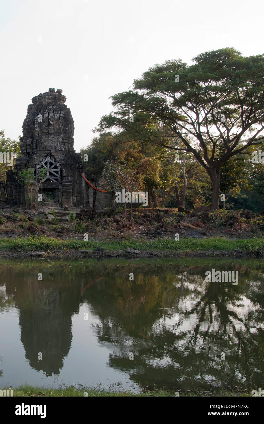 Il Banteay Chhaar Cambogia, vista di Prasat Ta Prohm temple tower con la riflessione Foto Stock