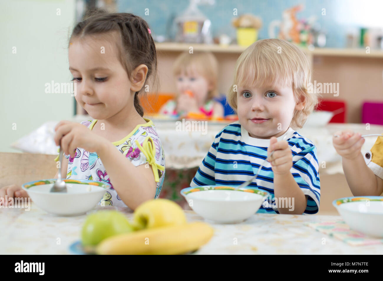 I bambini hanno il pranzo in centro diurno Foto Stock