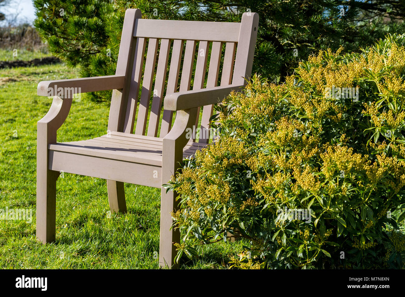 Vuota la sedia di legno accanto a una bussola in Ballydehob, West Cork, Irlanda. Foto Stock
