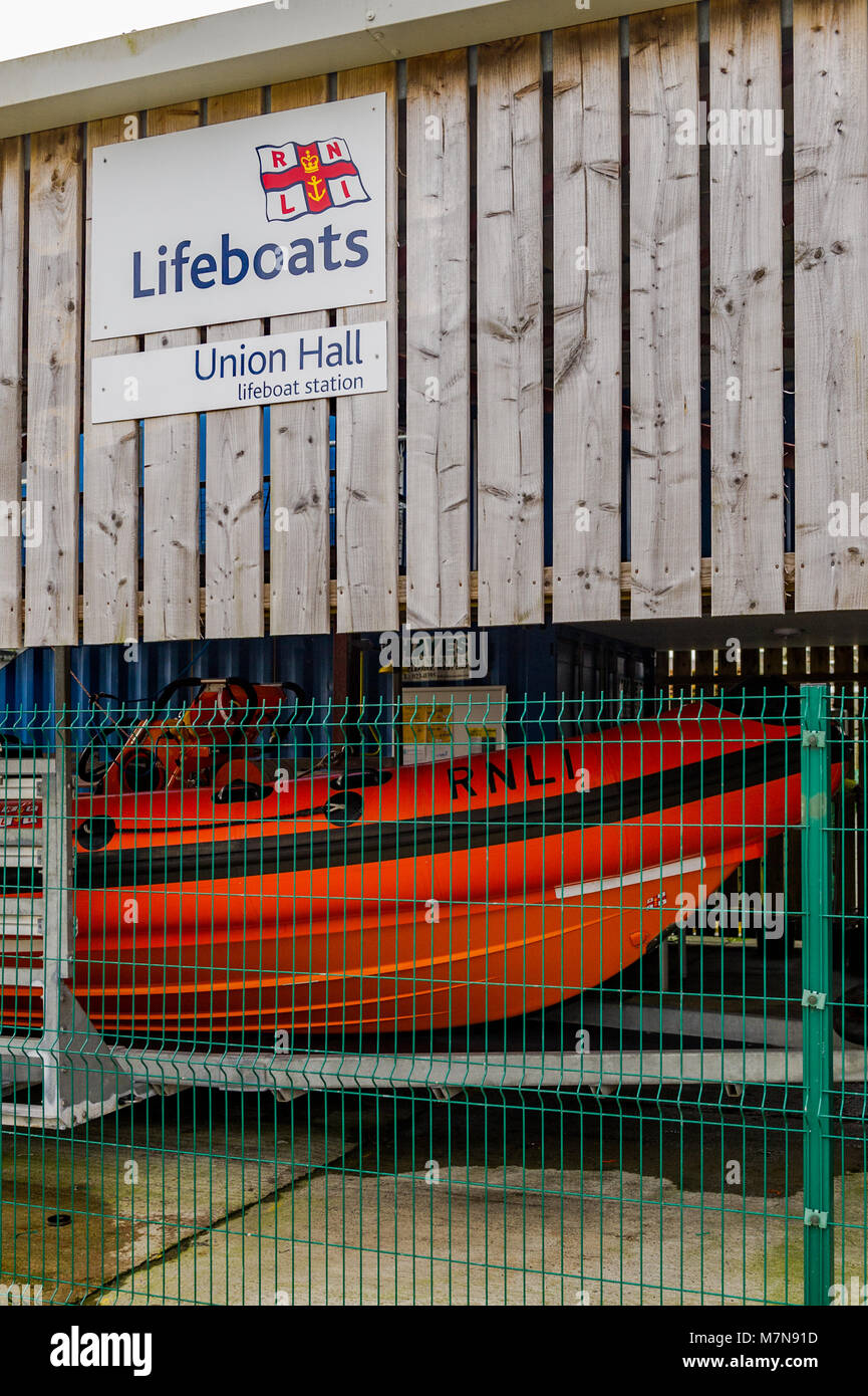 B Classe Atlantic 75 Inshore scialuppa di salvataggio "Maritime Nation' al RNLI scialuppa di salvataggio Stazione, Unione Hall, West Cork, Irlanda. Foto Stock