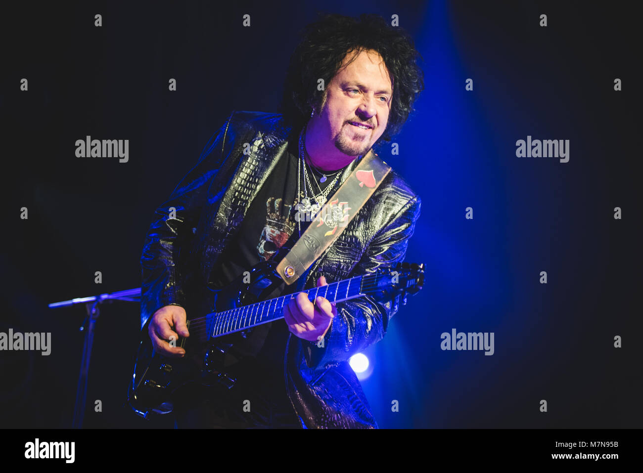 Milano, Italia. Decimo Mar, 2018. La American super band Toto esecuzione dal vivo sul palco per la loro '40 viaggi intorno al sole' unico concerto italiano al Forum di Assago a Milano. Credito: Alessandro Bosio/Pacific Press/Alamy Live News Foto Stock