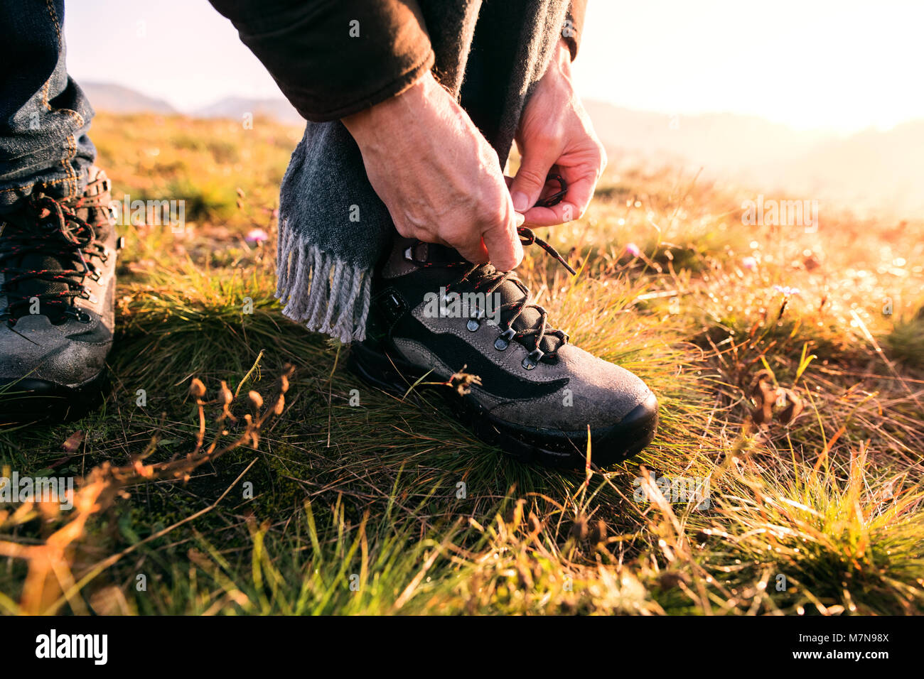 Senior uomo su una passeggiata in un autunno natura. Foto Stock
