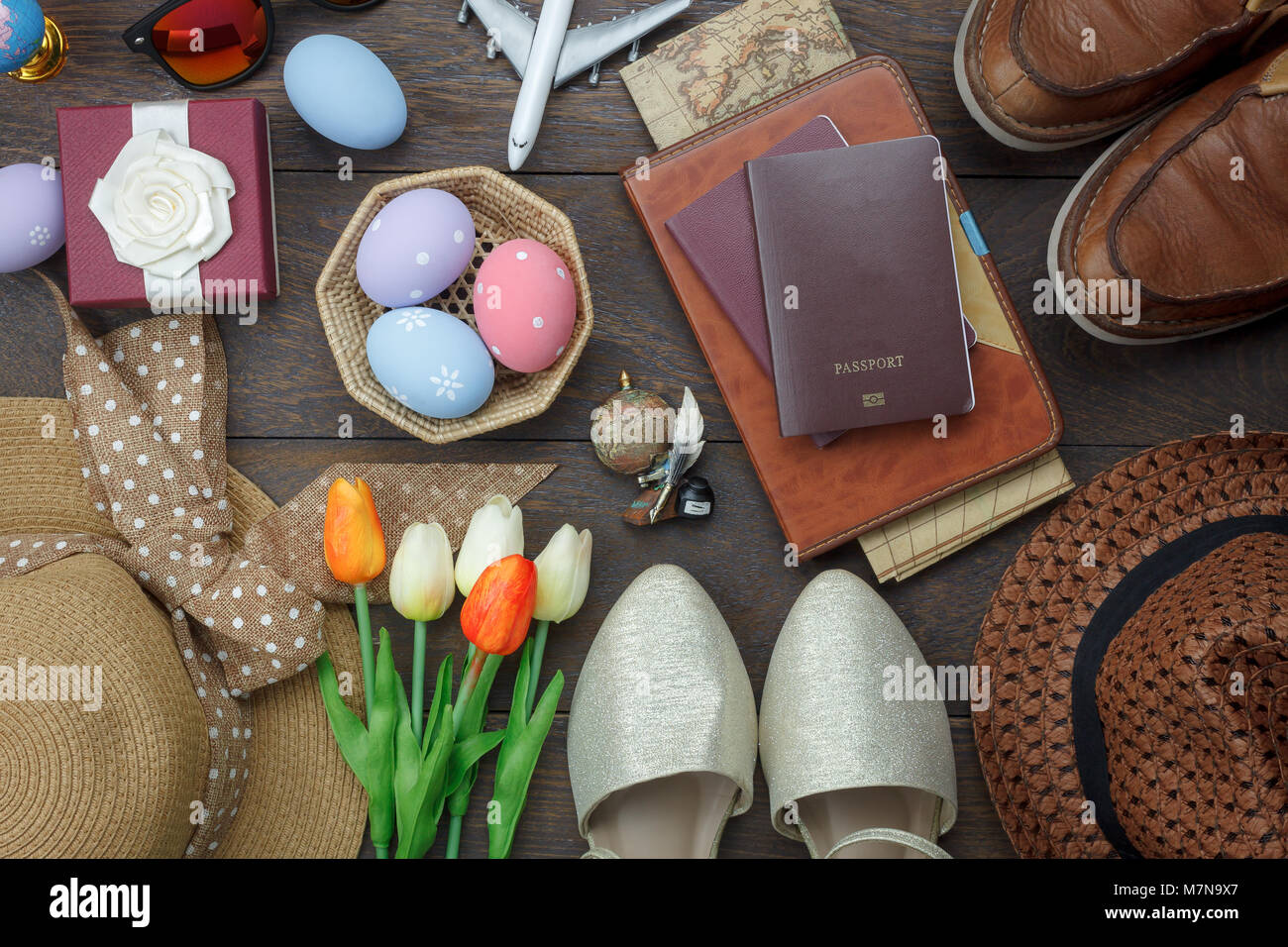 Vista Top Shot di disposizione decorazione felice vacanza di Pasqua sfondo Foto Stock
