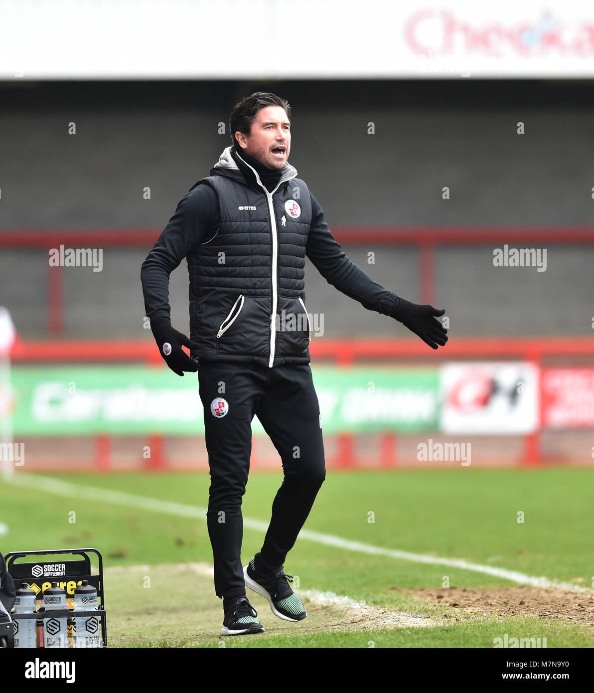 Il capo allenatore di Crawley Harry Kewell durante la partita Sky Bet League 2 tra Crawley Town e Morecambe allo stadio Checkatrade di Crawley. 10 marzo 2018 - solo per uso editoriale. Nessuna merchandising. Per le immagini di calcio si applicano restrizioni fa e Premier League inc. Nessun utilizzo di Internet/mobile senza licenza FAPL - per i dettagli contattare Football Dataco Foto Stock