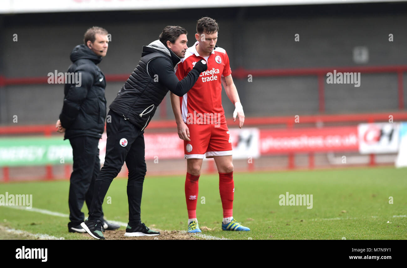 Il capo allenatore di Crawley Harry Kewell ha una parola con Josh Doherty di Crawley durante la partita della Sky Bet League 2 tra Crawley Town e Morecambe al Checkatrade Stadium di Crawley. 10 marzo 2018 - solo per uso editoriale. Nessuna merchandising. Per le immagini di calcio si applicano restrizioni fa e Premier League inc. Nessun utilizzo di Internet/mobile senza licenza FAPL - per i dettagli contattare Football Dataco Foto Stock