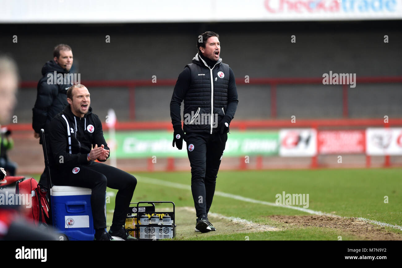 Il capo allenatore di Crawley Harry Kewell durante la partita Sky Bet League 2 tra Crawley Town e Morecambe allo stadio Checkatrade di Crawley. 10 marzo 2018 - solo per uso editoriale. Nessuna merchandising. Per le immagini di calcio si applicano restrizioni fa e Premier League inc. Nessun utilizzo di Internet/mobile senza licenza FAPL - per i dettagli contattare Football Dataco Foto Stock