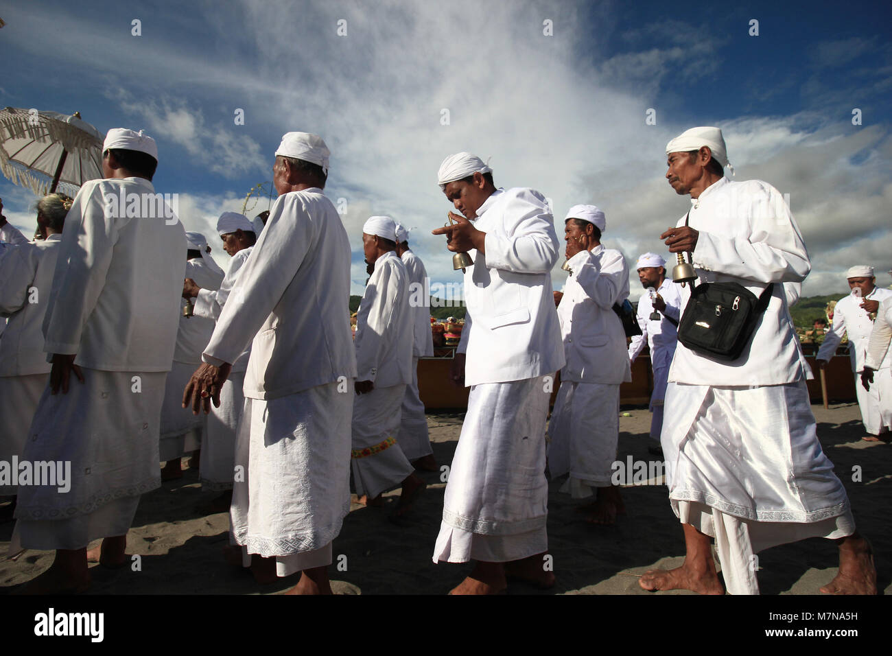 Yogyakarta, Indonesia. Undicesimo Mar, 2018. Gli indù si riuniscono per eseguire Melasti cerimonia. Essi porta offerte che contiene frutta, fiori e incenso per l'offerta di . Melasti è auto pulizia prima di entrare il Nyepi Day o silenzioso di giorno e di solito è fatto in acqua sorgente come il mare o lago. Essi credono facendo Melasti tutte le cattive tratti dall'anima e corpo. Credito: Devi Rahman/Pacific Press/Alamy Live News Foto Stock