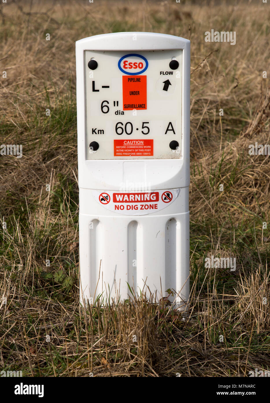 In prossimità di esso gas pipeline sotto sorveglianza avviso di marcatore di no dig zona, Salisbury Plain, Wiltshire, Inghilterra, Regno Unito Foto Stock