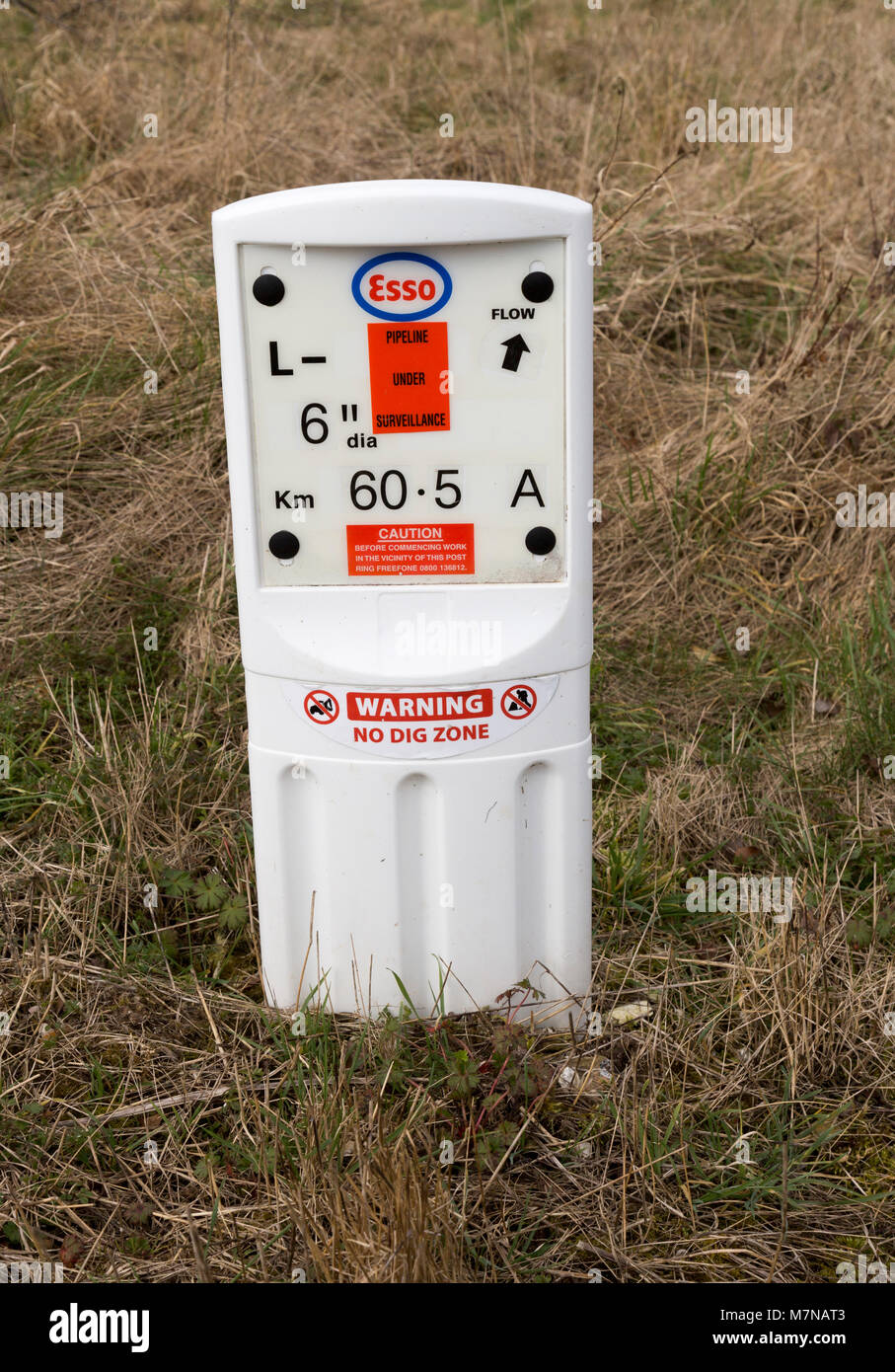 In prossimità di esso gas pipeline sotto sorveglianza avviso di marcatore di no dig zona, Salisbury Plain, Wiltshire, Inghilterra, Regno Unito Foto Stock