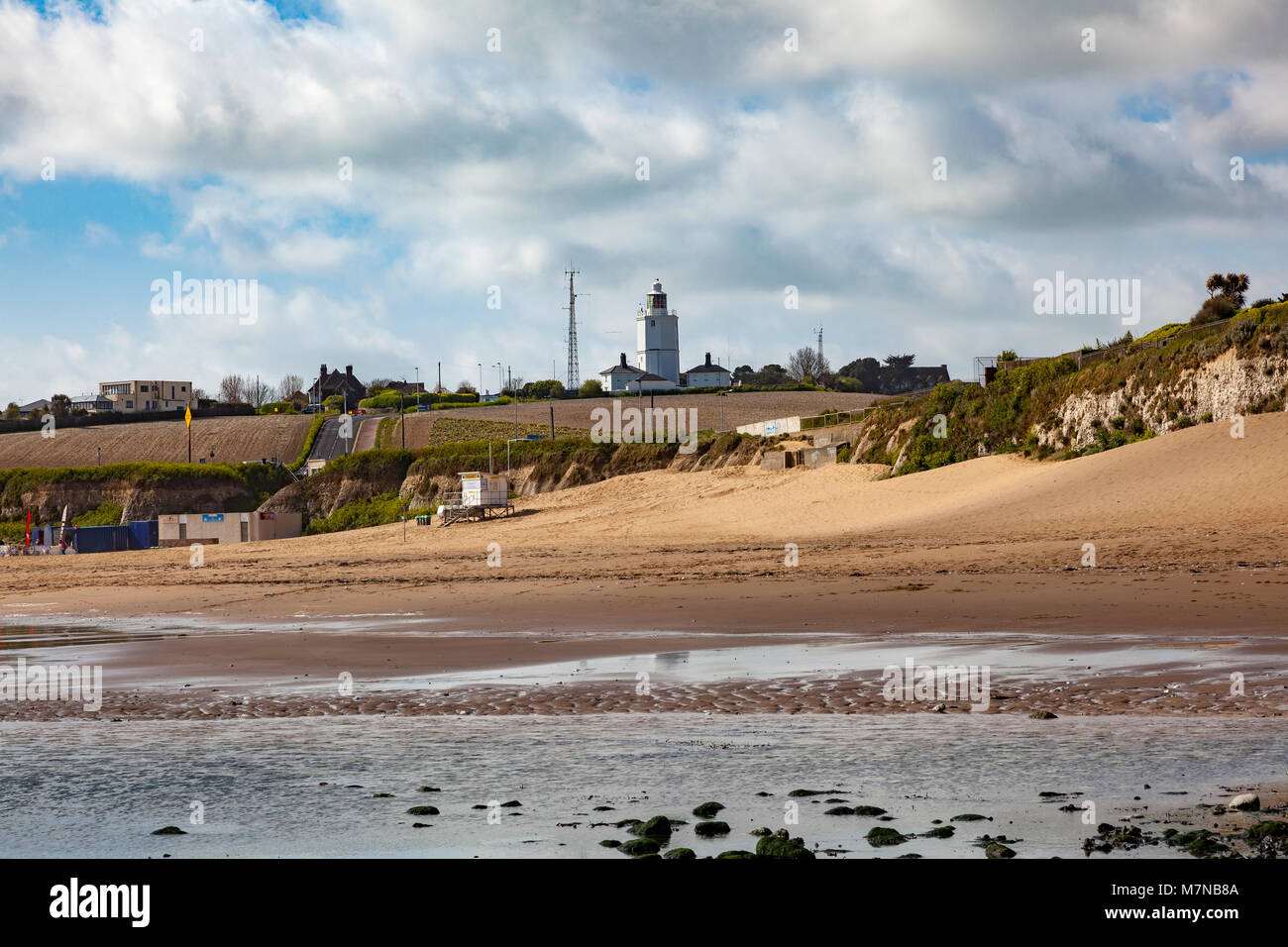 Joss Bay a bassa marea con Nord Foreland Faro sulla collina sopra, Broadstairs, Kent, Regno Unito Foto Stock