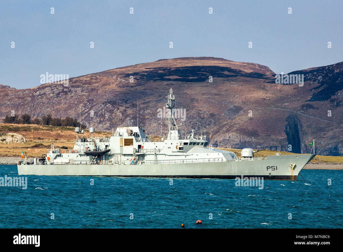 Navale irlandese nave LÉ Róisín (P51), la nave di piombo della sua classe di offshore nave pattuglia al servizio navale irlandese, mored off isola Valentia, County Foto Stock