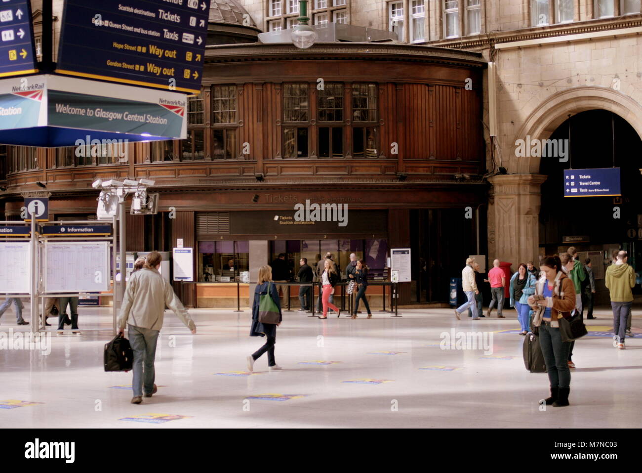 La stazione centrale di Glasgow concourse con passeggeri Foto Stock