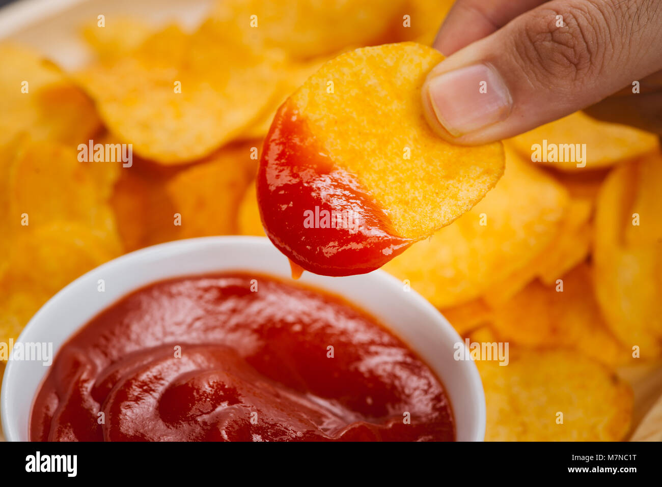 Patate fritte e ketchup. La birra snack, malsano mangiare Foto Stock