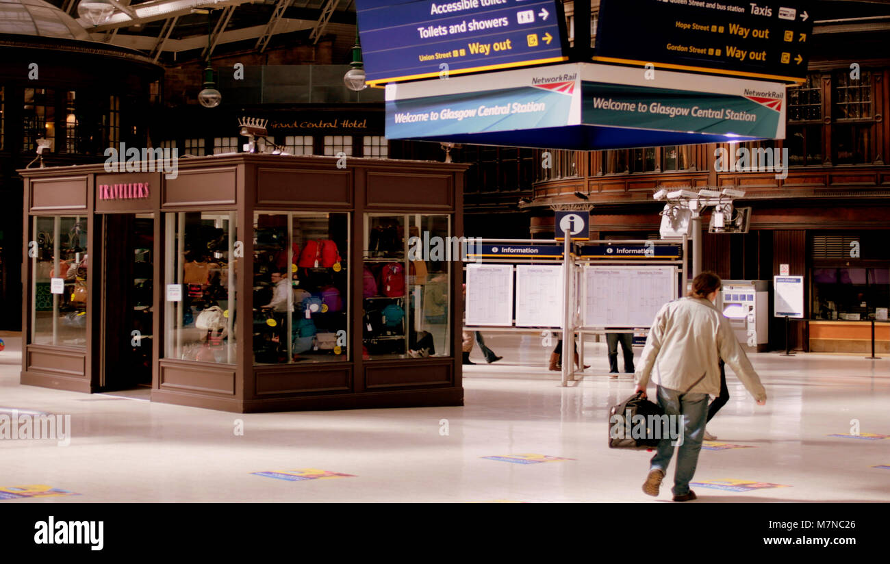 La stazione centrale di Glasgow concourse con passeggeri Foto Stock