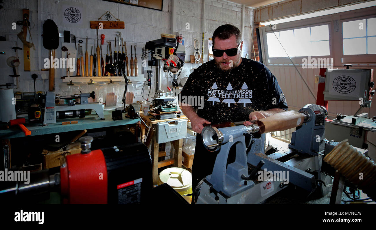 Chris Fisher, che è diventato noto come il legno cieco turner, nel suo laboratorio vicino a Chorley. Dopo la sua improvvisa perdita della vista a soli 39, egli ha iniziato a utilizzare Internet per saperne di tornitura in legno ed è ora un incredibile artigiano con migliaia di abbonati al suo canale di YouTube. Foto Stock