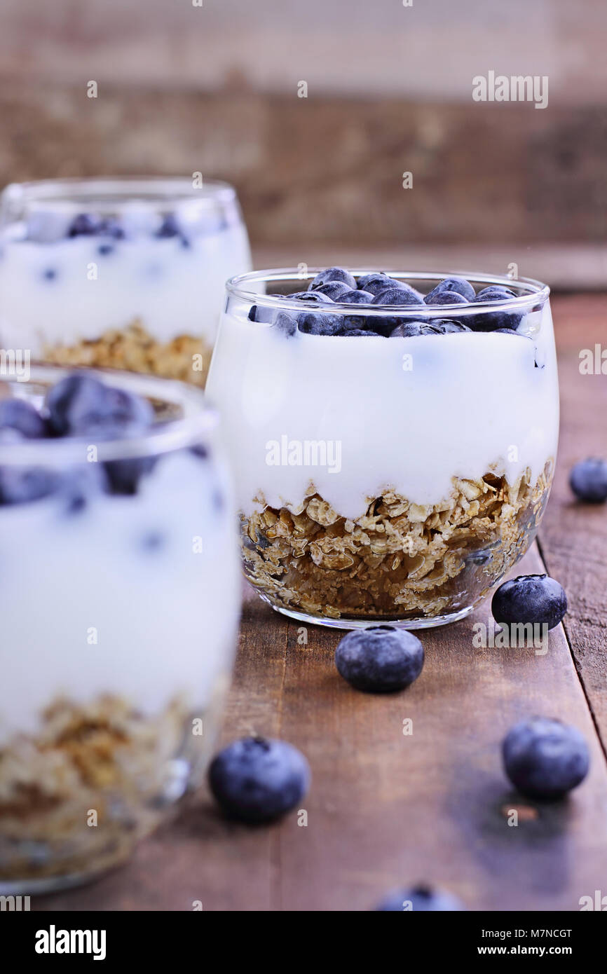 Il Kefir yogurt parfaits con mirtilli freschi. Il Kefir è uno dei top salute alimenti disponibili fornendo potenti probiotici. Foto Stock