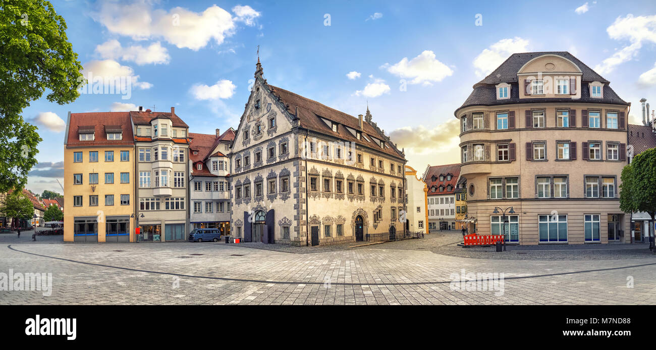 Vista panoramica di vecchi edifici su piazza Marienplatz sul centro di Ravensburg, Baden-Württemberg, Germania Foto Stock