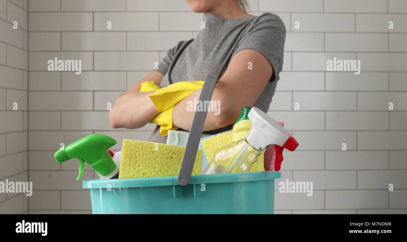 Crop casalinga preparata per il totale per la pulizia della casa Foto Stock