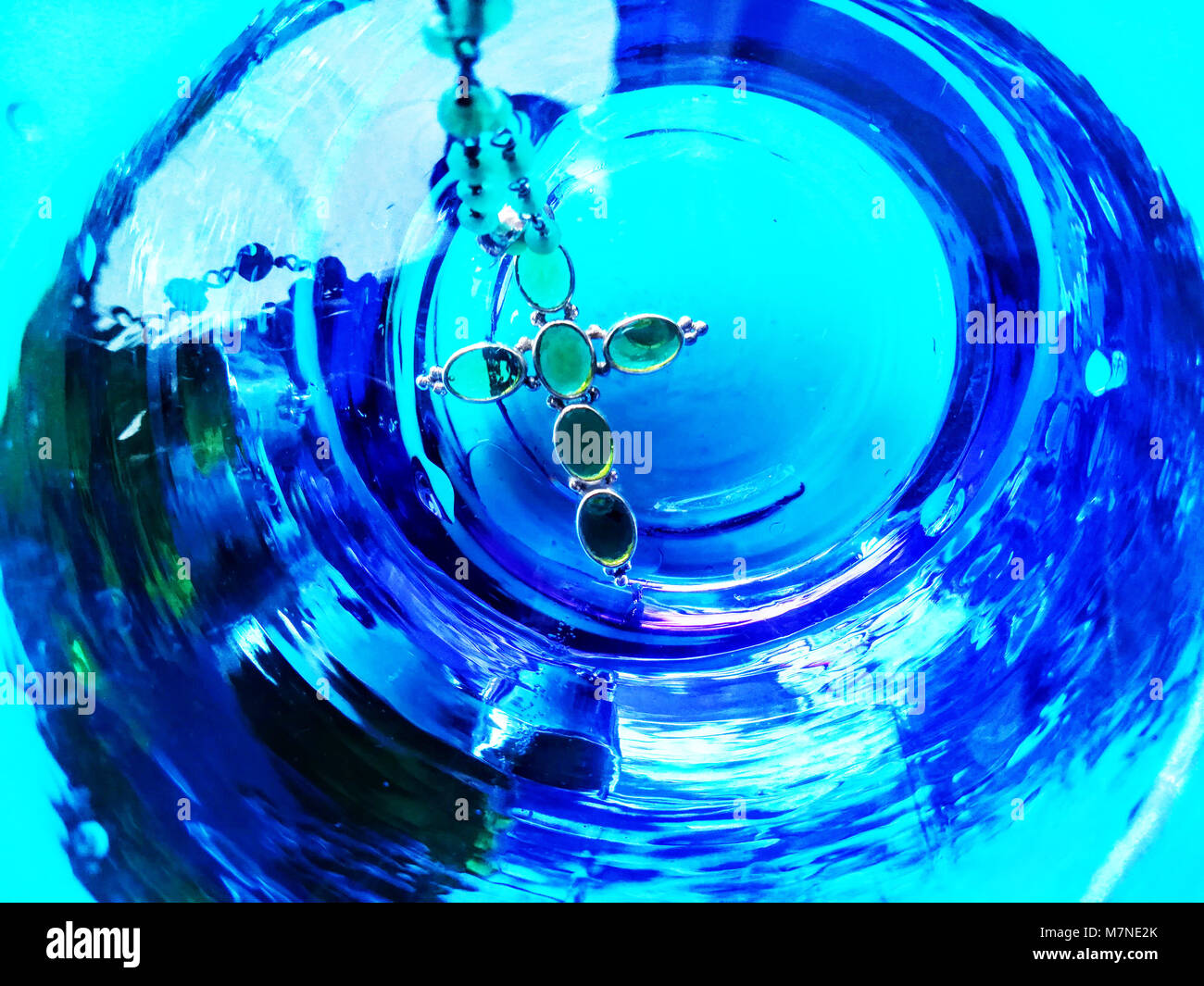 Croce gioiello in vetro blu Foto Stock