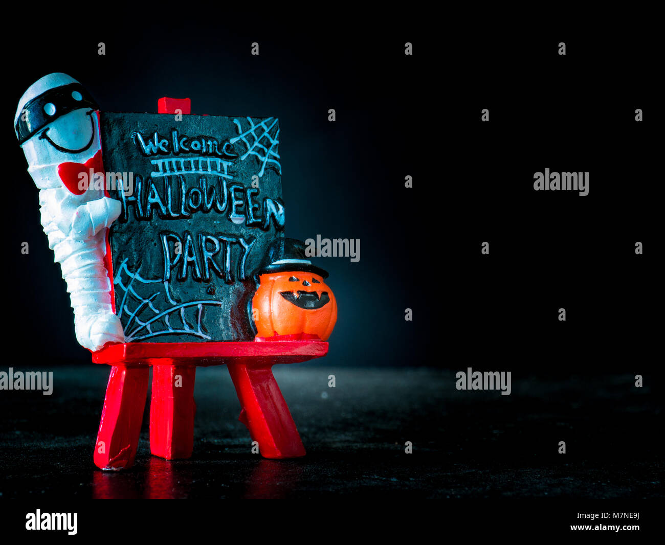 Benvenuto Halloween party bacheca su sfondo nero Foto Stock