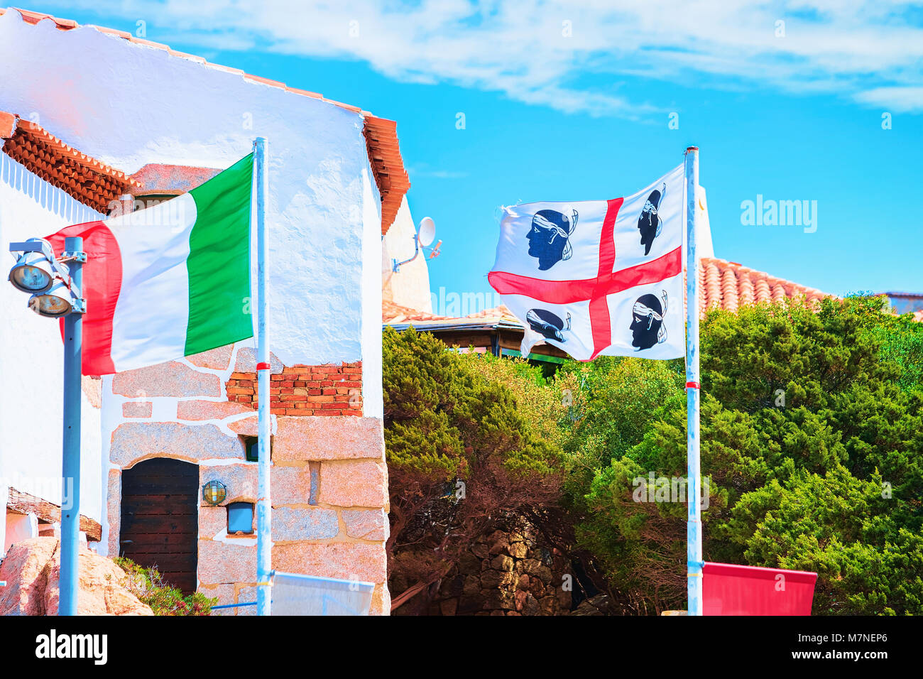 Bandiera Italia E Sardegna (Issù) - 90x150 Cm, 100% Poliestere, Nuova Con Etichette, Per Tifosi E Patrioti