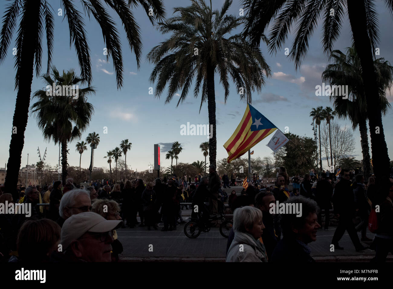 Barcellona, in Catalogna, Spagna. 11 marzo, 2018. Migliaia di dimostrare a Barcellona strade impegnative alla attuazione del indipendenti Repubblica Catalana (non implementati grazie al governo spagnolo l'intervento) dopo gli ultimi risultati del referendum sul primo ottobre e le elezioni autonomiche tenutasi il 21 dicembre in cui il pro-indipendenza parti ha ottenuto la maggioranza assoluta. Credito: Jordi Boixareu/Alamy Live News Foto Stock