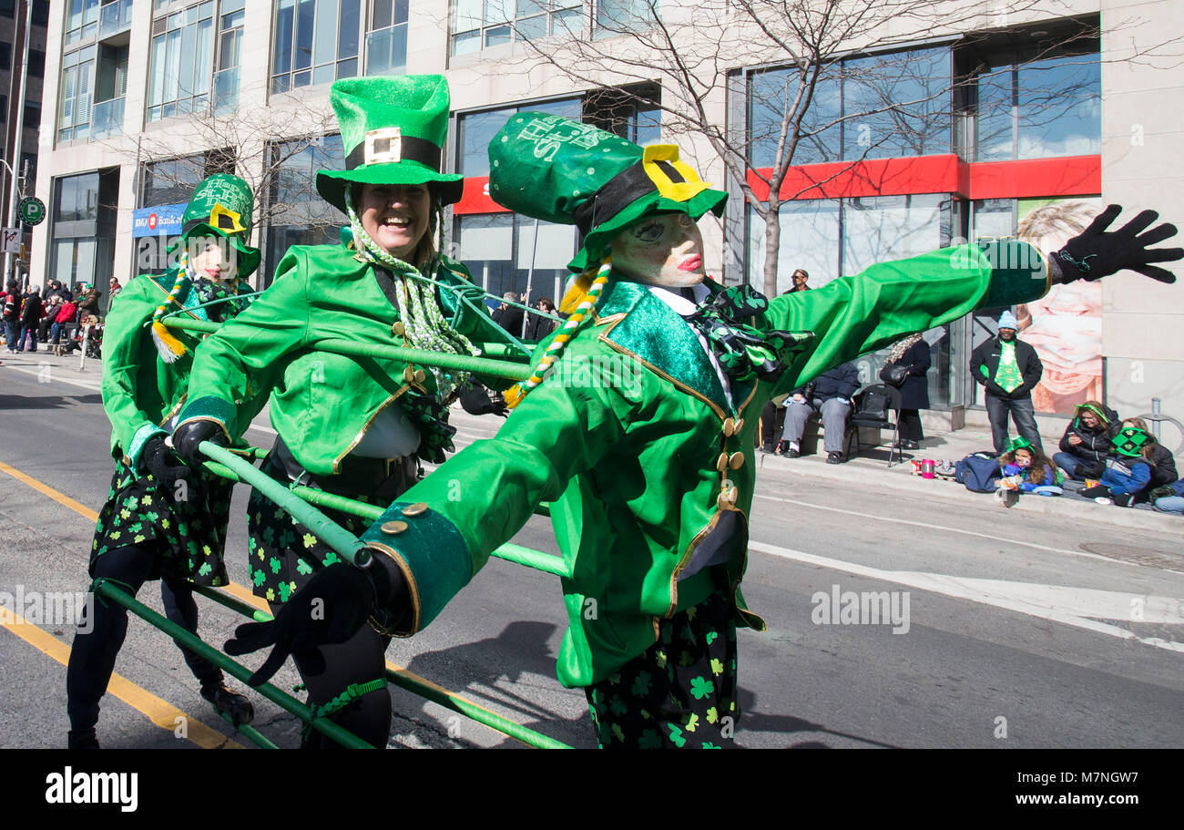 Toronto, Canada. Undicesimo Mar, 2018. Un reveller prende parte al 2018 Toronto il giorno di San Patrizio Parade di Toronto, Canada, 11 marzo 2018. Migliaia di persone sono venute a celebrare la storia irlandese, Cultura e patrimonio prendendo parte al 2018 Toronto il giorno di San Patrizio Parade di domenica. Credito: Zou Zheng/Xinhua/Alamy Live News Foto Stock